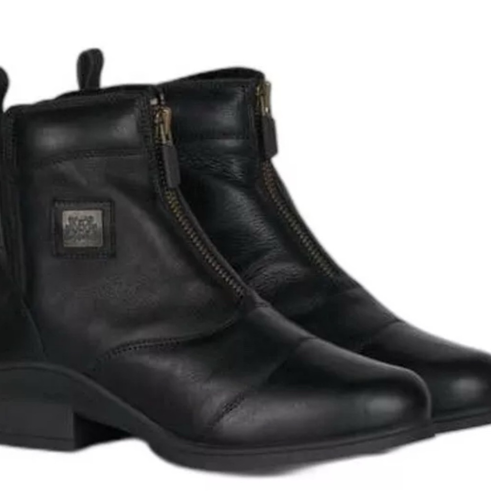 Black Leather Ankle Boots B vértigo size 9.5